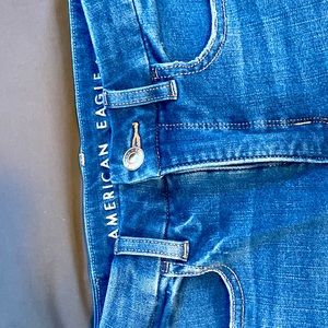 In perfect condition american eagle, high rise jeans.